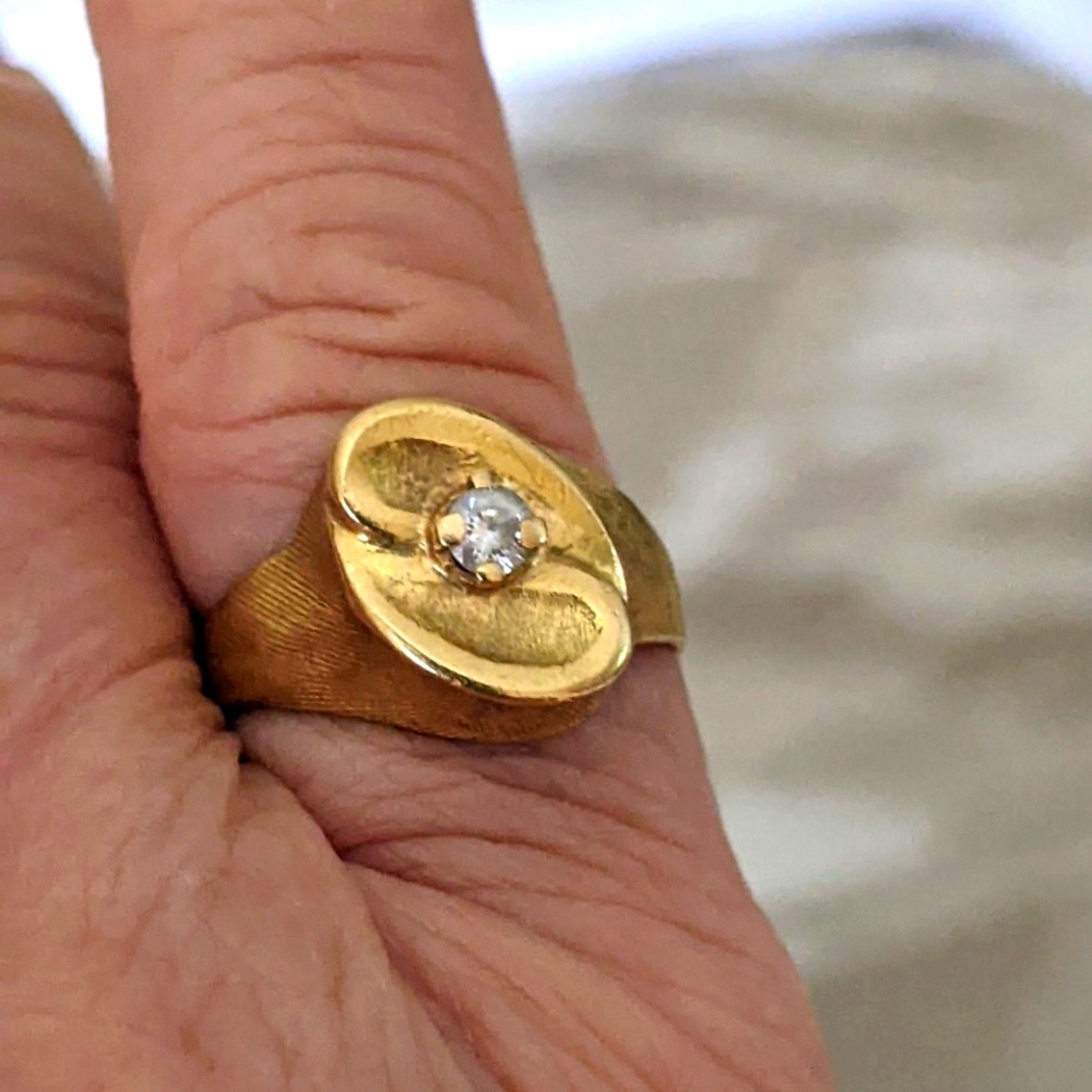 18K💛 GOLD ANTIQUE  RING WITH SOLITARY DIAMOND
